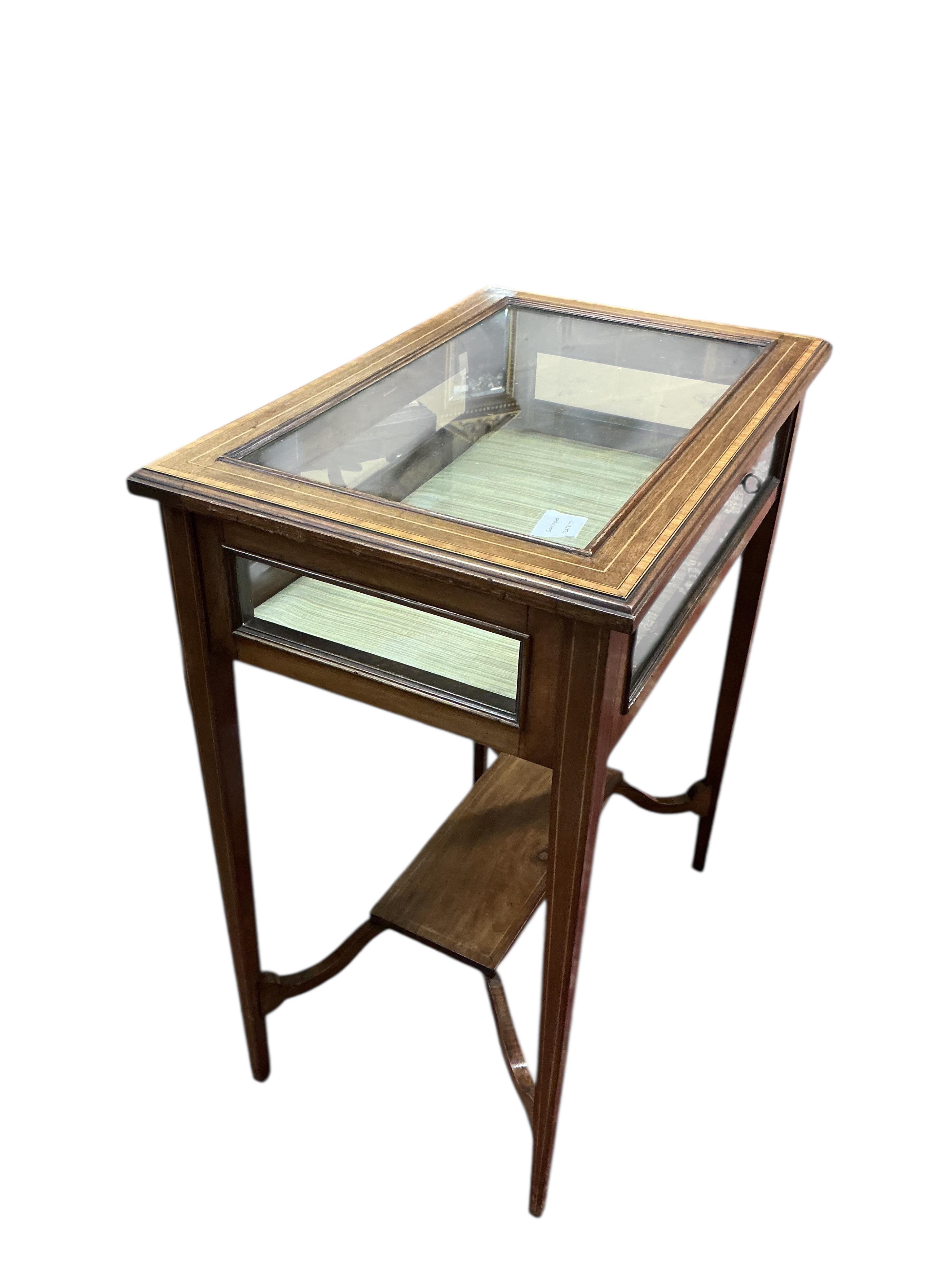 An Edwardian satinwood banded mahogany bijouterie table, width 61cm, depth 41cm, height 76cm
